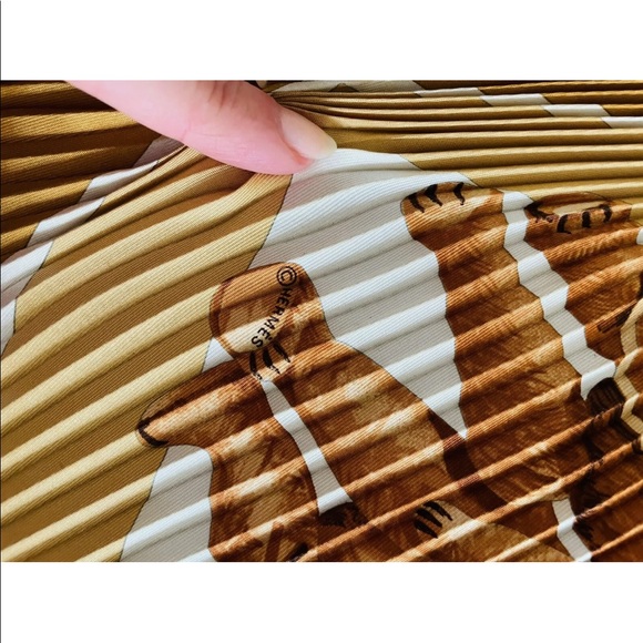 AUTHENTIC HERMES WOMENS PLISSE SILK SCARF - Picture 3 of 11